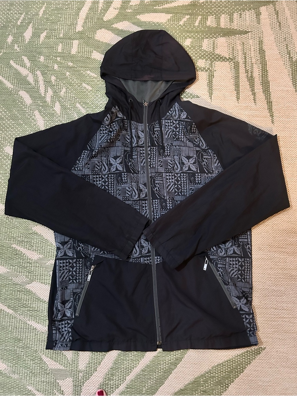 Quiksilver Black Hooded Zip Windbreaker with Gray Geometric Island Print L